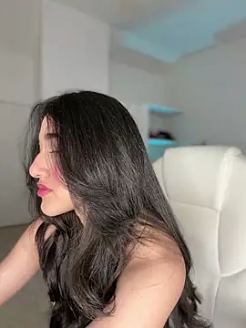 julieta jhonss online show from June 18, 2026, 2:12 am