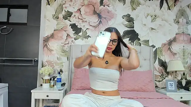 Snapshot of MaddyMay_ chatting on November 4, 2025, 9:03 pm MaddyMay online show from November 4, 2025, 9:03 pm