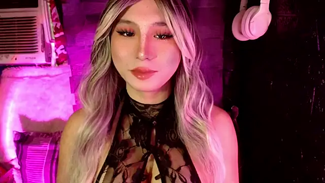 UrhotlucyTS online show from November 7, 2025, 6:46 am