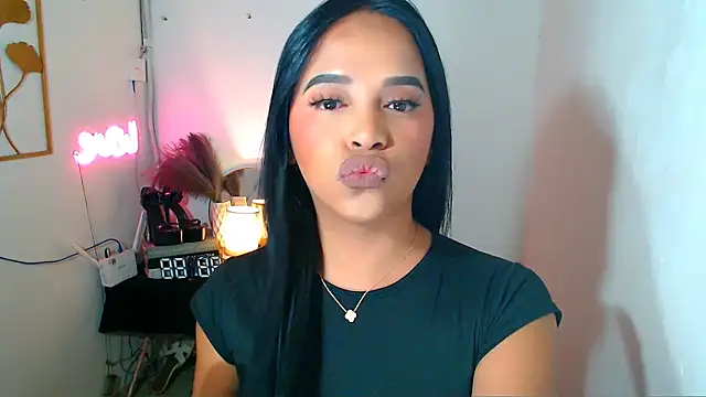 Lorainnelustts online show from March 9, 2026, 2:15 am