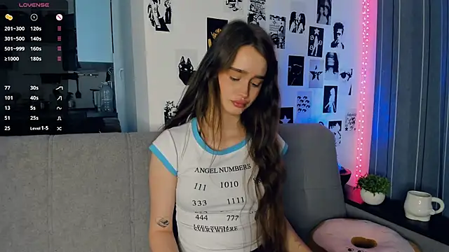 lovelyalivia online show from November 1, 2025, 9:55 am