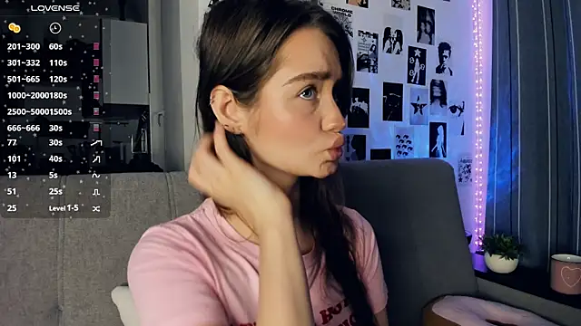 lovelyalivia online show from December 5, 2025, 9:29 am