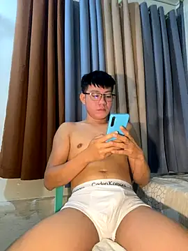 xshyboyx online show from October 3, 2025, 5:43 pm