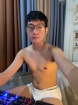 xshyboyx online show from October 23, 2025, 4:06 pm