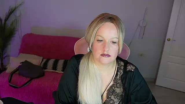 Snapshot of MariemLui chatting on October 9, 2025, 10:35 am MariemLui online show from October 9, 2025, 10:35 am