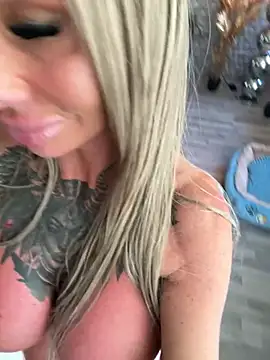 Snapshot of dutchbarbie chatting on April 19, 2026, 6:10 pm dutchbarbie online show from April 19, 2026, 6:10 pm