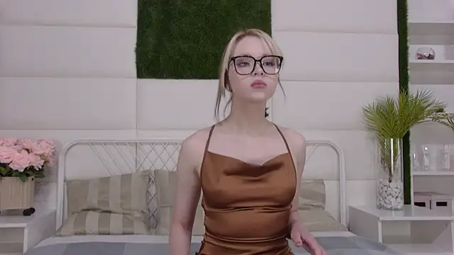 MollyHuntt online show from September 13, 2025, 7:02 pm