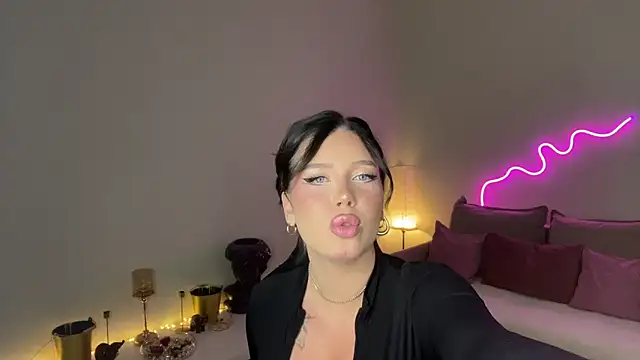 Snapshot of mistress_of_hearts chatting on May 16, 2026, 8:29 pm mistress of hearts online show from May 16, 2026, 8:29 pm