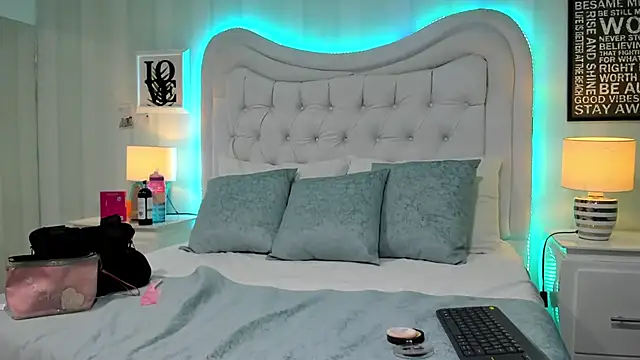 KiimBrooks online show from September 16, 2025, 11:00 am