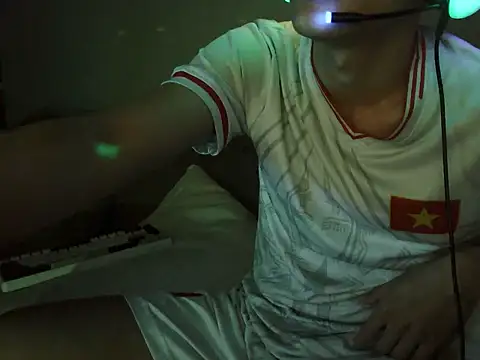 boyhigh1997 online show from September 23, 2025, 4:04 am