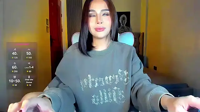 LauraLoove online show from August 2, 2026, 10:46 am