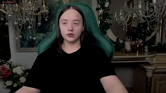 Snapshot of LaraBenson_ chatting on December 2, 2025, 11:15 am LaraBenson online show from December 2, 2025, 11:15 am