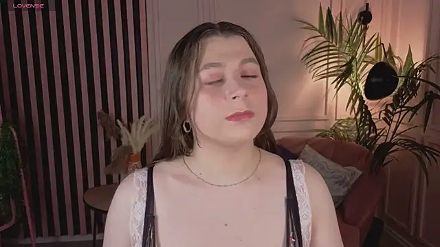 Queen Michelle  online show from November 16, 2025, 10:04 pm