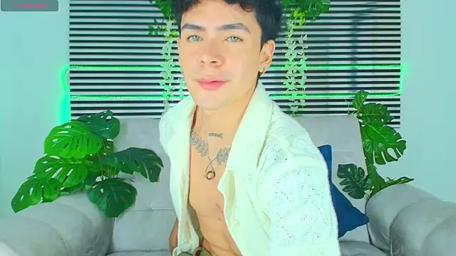 Snapshot of CamiiGuzmanX chatting on April 24, 2026, 8:33 pm CamiiGuzmanX online show from April 24, 2026, 8:33 pm