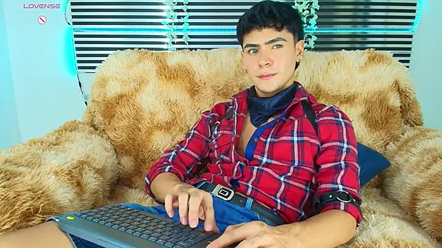 Snapshot of CamiiGuzmanX chatting on May 4, 2026, 7:43 pm CamiiGuzmanX online show from May 4, 2026, 7:43 pm