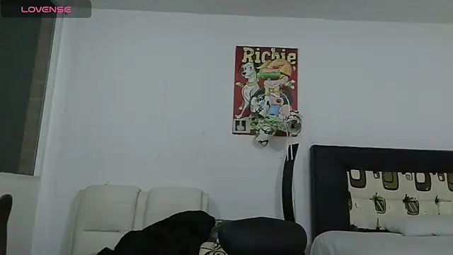 Snapshot of Thomasjons_ chatting on June 13, 2026, 5:27 am Thomasjons online show from June 13, 2026, 5:27 am