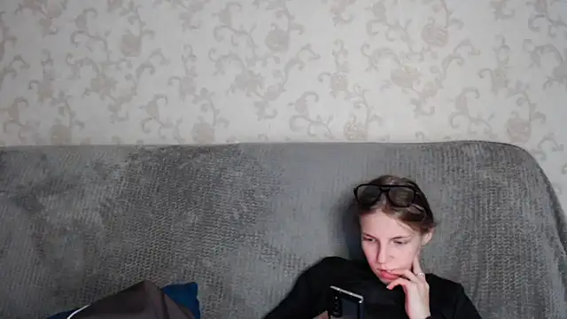 HitGyrl online show from October 8, 2025, 1:09 pm