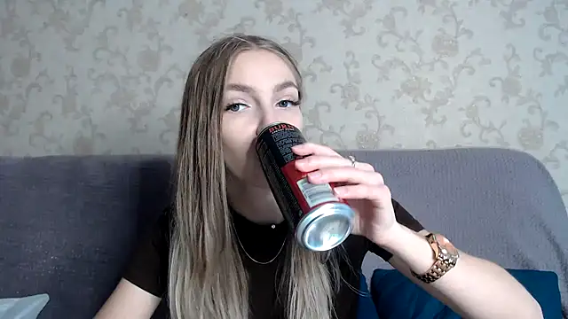 HitGyrl online show from November 12, 2025, 8:04 am