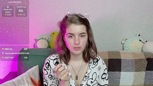 ElzaBlis online show from April 18, 2026, 7:07 pm