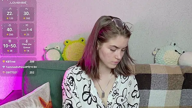 ElzaBlis online show from April 18, 2026, 8:09 pm