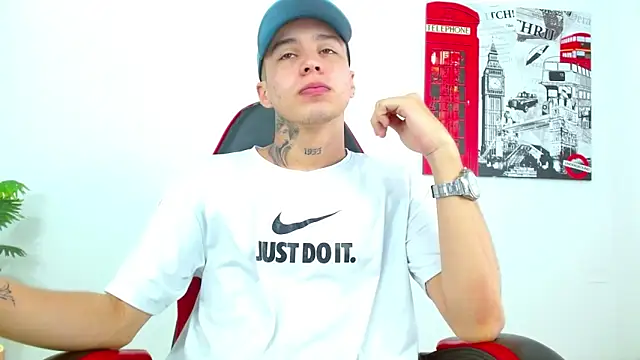 Cumandres18 online show from February 17, 2026, 2:57 pm