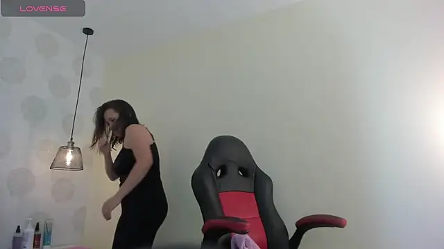 Snapshot of GIANAMILLER6 chatting on November 7, 2025, 12:16 pm GIANAMILLER6 online show from November 7, 2025, 12:16 pm