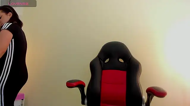 Snapshot of GIANAMILLER6 chatting on November 14, 2025, 12:26 pm GIANAMILLER6 online show from November 14, 2025, 12:26 pm