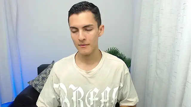 Matiius18 online show from November 21, 2025, 1:54 pm