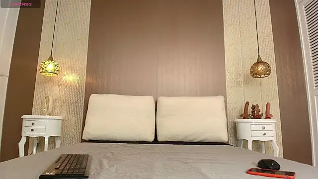 Tiifany Baker online show from November 18, 2025, 7:51 pm