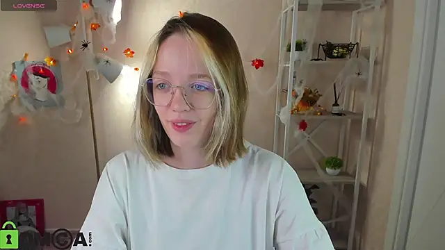 Snapshot of R0cket_bunny chatting on October 21, 2025, 1:06 am R0cket bunny online show from October 21, 2025, 1:06 am