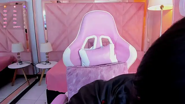 anyjones  online show from November 6, 2025, 4:24 am