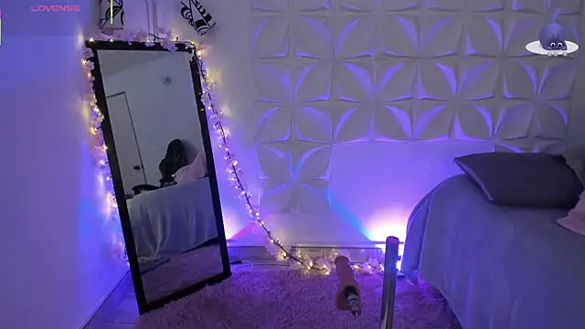 JuliethMoss online show from December 15, 2025, 8:57 pm