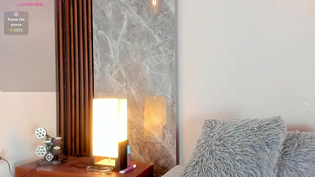 Emma hunter  online show from October 22, 2025, 4:02 am