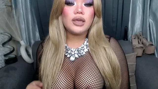 Snapshot of 10inchs_Maxie chatting on November 30, 2025, 7:56 am 10inchs Maxie online show from November 30, 2025, 7:56 am