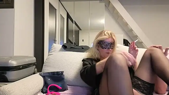 bellemasquer online show from February 22, 2026, 9:57 pm