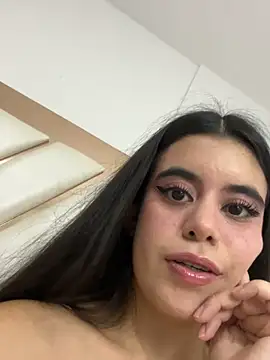 CoralineRusso1 online show from November 19, 2025, 6:35 am