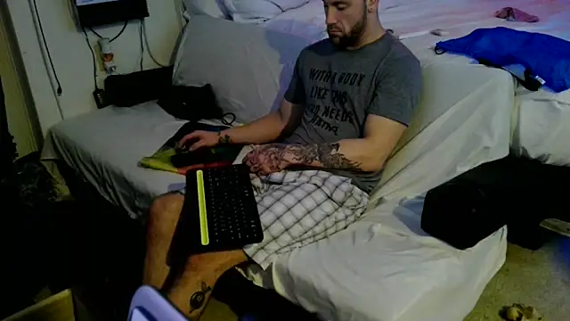 Luv2SuckBWC92 online show from October 19, 2025, 3:40 am