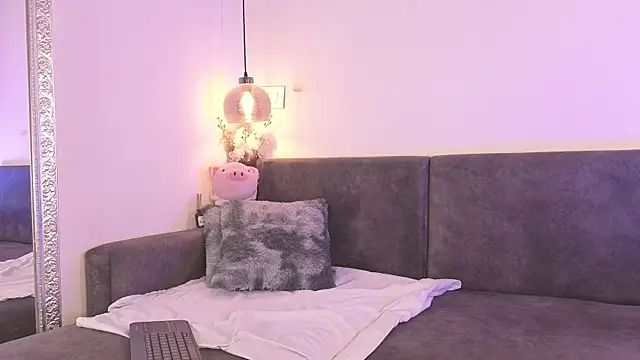 littlee Sophi  online show from December 21, 2025, 12:07 am