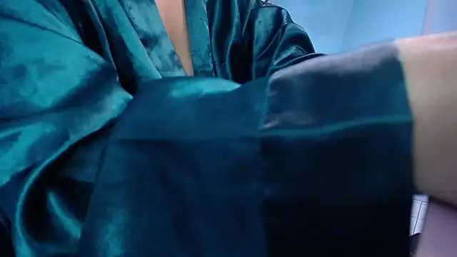 victoria hernandez t  online show from November 17, 2025, 12:55 pm