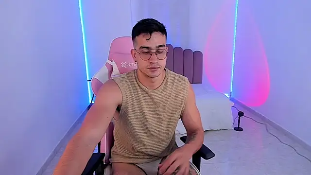 Snapshot of CamCumBoy chatting on October 20, 2025, 7:20 am CamCumBoy online show from October 20, 2025, 7:20 am