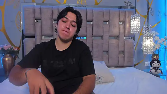 Snapshot of EmilyANDrew_ chatting on September 13, 2025, 4:45 am EmilyANDrew  online show from September 13, 2025, 4:45 am