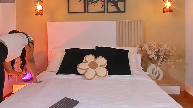 Snapshot of Camila_Bustamante chatting on October 10, 2025, 3:22 pm Camila Bustamante online show from October 10, 2025, 3:22 pm