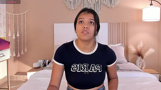 Camila Bustamante online show from April 19, 2026, 1:43 pm