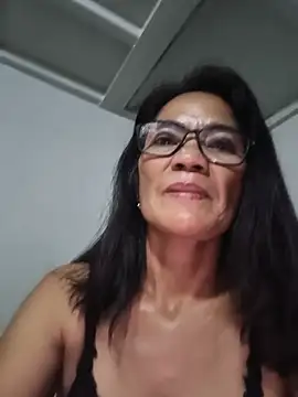 Snapshot of ImYourWoman_55 chatting on June 17, 2026, 10:21 pm ImYourWoman 55 online show from June 17, 2026, 10:21 pm