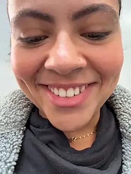 Chloe Leaozinho online show from May 22, 2026, 2:33 pm