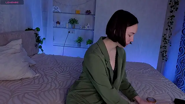 LoisBasil online show from November 7, 2025, 4:18 pm