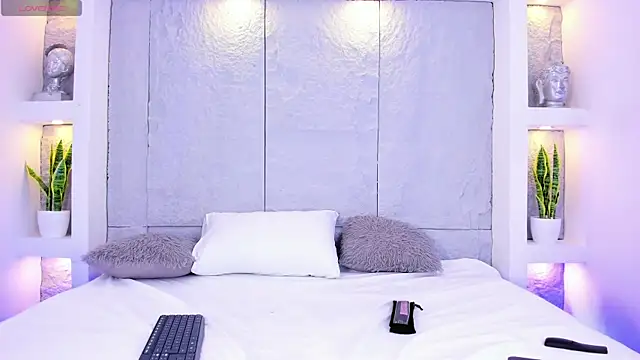 LovelyEyesx online show from April 8, 2026, 5:02 pm