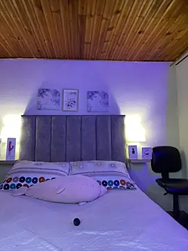 juliana-mancini online show from October 25, 2025, 5:51 pm