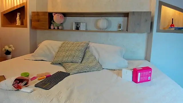 Emilly Beaumont online show from February 22, 2026, 12:47 pm