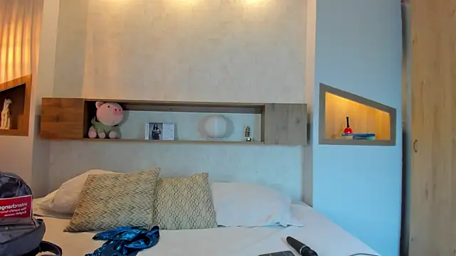 Emilly Beaumont online show from February 25, 2026, 1:43 pm